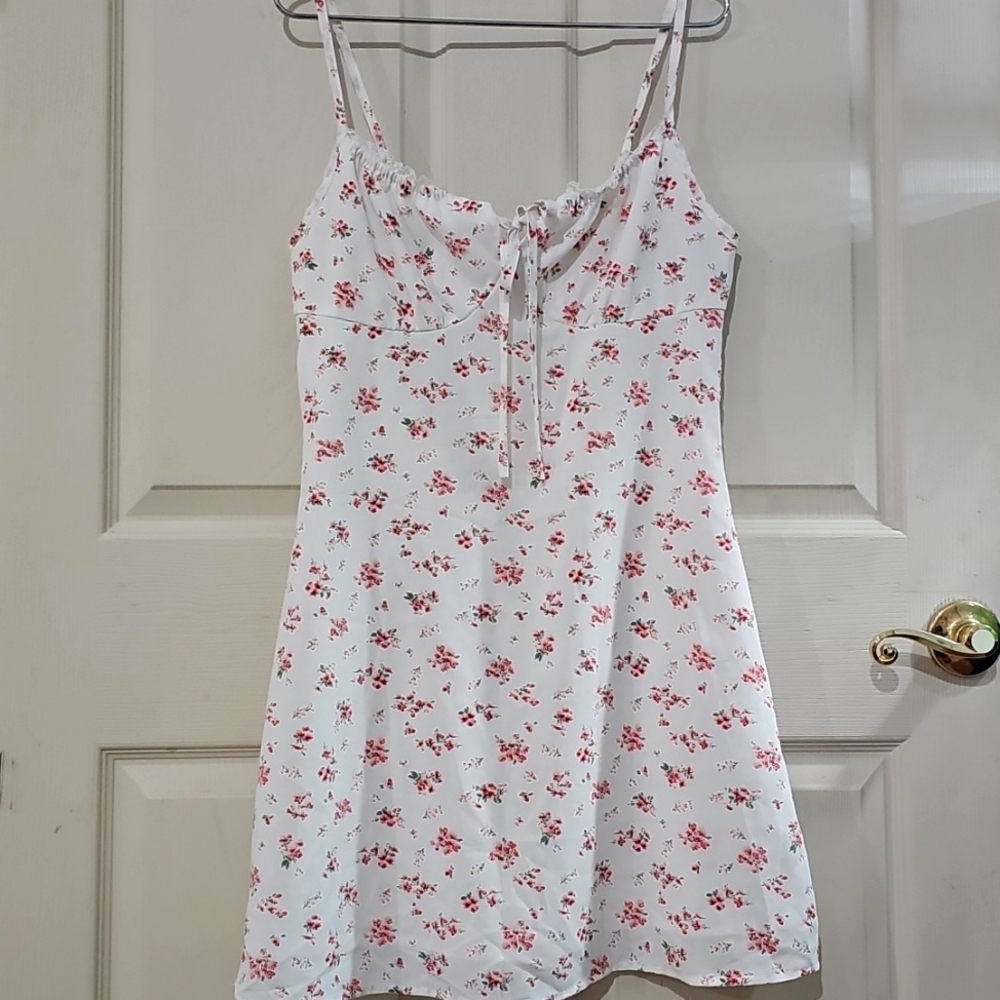 Beautiful casual/white dress with pink flowers/small lace on the chest.